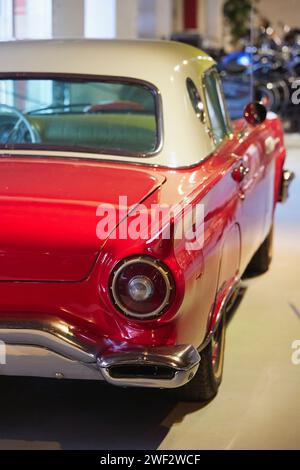 Wunderschönes Retro-Auto auf einer Antiquitätenausstellung Stockfoto