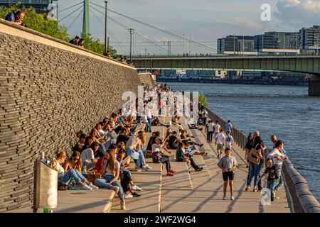 13. Juli 2015 wurde der untere Teil des Rheinboulevards mit der Freitreppe eröffnet. Oberhalb der Treppe war bis Ende 2016 ein Panoramaweg und der eigentliche Boulevard fertiggestellt. Rheinboulevard *** am 13. Juli 2015 wurde der untere Teil des Rheinboulevards mit Treppenstufen oberhalb der Treppe eröffnet, ein Panoramaweg und der eigentliche Boulevard wurden Ende 2016 fertiggestellt Stockfoto