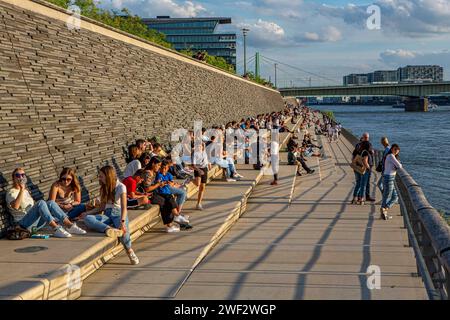 13. Juli 2015 wurde der untere Teil des Rheinboulevards mit der Freitreppe eröffnet. Oberhalb der Treppe war bis Ende 2016 ein Panoramaweg und der eigentliche Boulevard fertiggestellt. Rheinboulevard *** am 13. Juli 2015 wurde der untere Teil des Rheinboulevards mit Treppenstufen oberhalb der Treppe eröffnet, ein Panoramaweg und der eigentliche Boulevard wurden Ende 2016 fertiggestellt Stockfoto