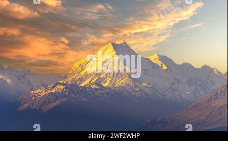 Sonnenaufgang auf Aoraki/Mount Cook, der Heimat der höchsten Berge und längsten Gletscher der südlichen Hemisphäre. Es ist ein beeindruckendes Wahrzeichen in den Südalpen für 12.218 Gebühr. Stockfoto