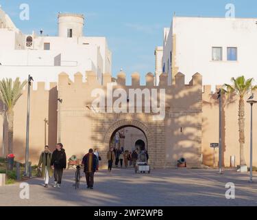 Menschen am Bab (Tor) Sbaa, einem der Haupteingänge zur historischen Medina in der Stadt Essaouira, Marokko, 28. Januar 2024 Stockfoto