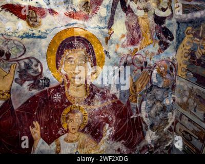 Wandgemälde aus dem Kloster Sumela (türkisch Sümela Manastırı) stehen am Fuße einer steilen Klippe, die das Altındere-Tal in der Region Maka in der Provinz Trabzon, Türkei, überblickt. Stockfoto