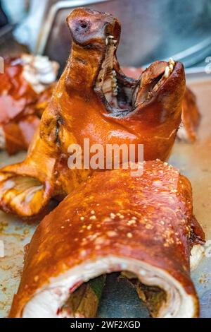 Spanferkel frisch geschlachtet in einem Straßenverkauf in der Türkei. Stockfoto