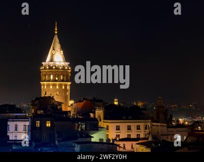 Galata Tower in Istanbul bei Nacht. Stockfoto