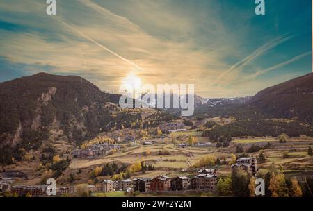 Blick auf das Bergtal. Pyrenäen. Stadtbild mit Sonnenuntergang. Blick auf die Stadt Canillo vom Aussichtspunkt Roc Del Quer, Andorra, Europa Stockfoto