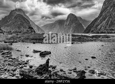 Milford Sound ist eine stürmische Lagune an der Südspitze der Südinsel Neuseelands. Stockfoto