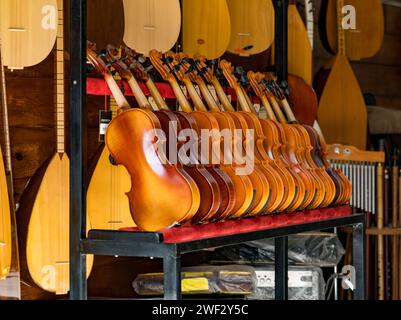 Gitarren und Long-Neck Baglama Saz zum Verkauf im Geschäft in der Türkei. Stockfoto