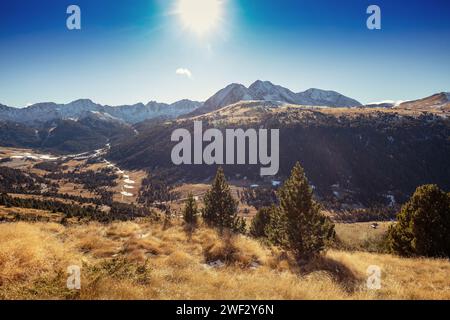 Berglandschaft im Herbst. Blick auf die Berghänge an einem sonnigen Tag, Pyrenäen, Andorra, Europa Stockfoto