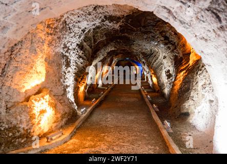 In der Salzhöhle in den Salzbergen von Idir, Bezirk Toulz Luka, Türkei. Stockfoto
