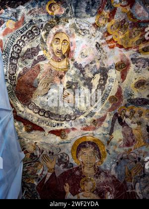 Wandgemälde aus dem Kloster Sumela (türkisch Sümela Manastırı) stehen am Fuße einer steilen Klippe, die das Altındere-Tal in der Region Maka in der Provinz Trabzon, Türkei, überblickt. Stockfoto
