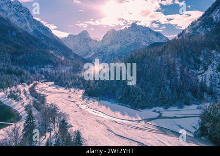 Berglandschaft an einem sonnigen Tag. Blick auf die Alpen in Kranjska Gora. Die Gipfel der Berge sind mit Schnee bedeckt. Triglav Nationalpark. Slowenien, Eu Stockfoto