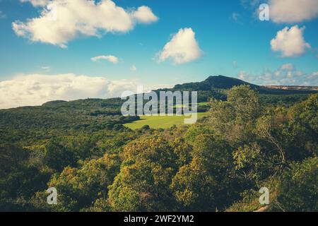 Berglandschaft an einem sonnigen Tag, Hügel der Berge in Setubal, Portugal Stockfoto