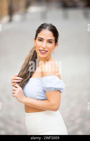 Schöne Frau an der Kamera im Freien suchen Stockfoto