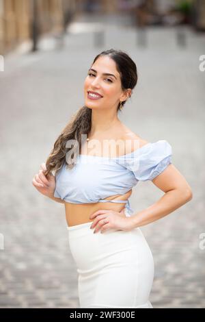 Schöne Frau an der Kamera im Freien suchen Stockfoto