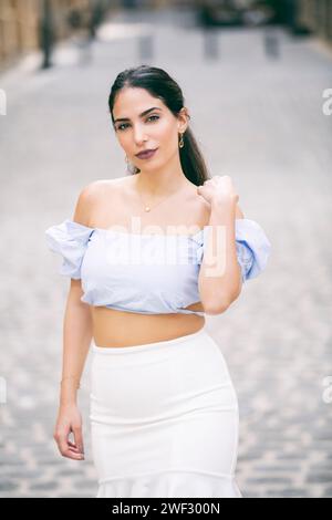 Schöne Frau an der Kamera im Freien suchen Stockfoto