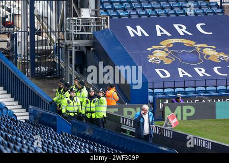 West Bromwich, Großbritannien. Januar 2024. Die Polizei der West Midlands trifft am 28. Januar 2024 vor dem Spiel der Emirates FA Cup 4. Runde zwischen West Bromwich Albion und Wolverhampton Wanderers in den Hawthorns in West Bromwich, England ein. Foto von Stuart Leggett. Nur redaktionelle Verwendung, Lizenz für kommerzielle Nutzung erforderlich. Keine Verwendung bei Wetten, Spielen oder Publikationen eines einzelnen Clubs/einer Liga/eines Spielers. Quelle: UK Sports Pics Ltd/Alamy Live News Stockfoto