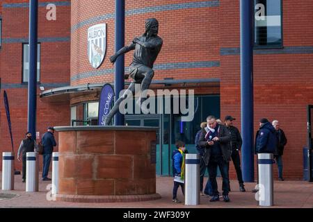 West Bromwich, Großbritannien. Januar 2024. Die Statue von Tony „Bomber“ Brown überwacht die Ankunft der Unterstützer vor dem Spiel der Emirates FA Cup 4th Round zwischen West Bromwich Albion und Wolverhampton Wanderers in den Hawthorns, West Bromwich, England am 28. Januar 2024. Foto von Stuart Leggett. Nur redaktionelle Verwendung, Lizenz für kommerzielle Nutzung erforderlich. Keine Verwendung bei Wetten, Spielen oder Publikationen eines einzelnen Clubs/einer Liga/eines Spielers. Quelle: UK Sports Pics Ltd/Alamy Live News Stockfoto