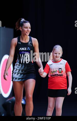 Leeds, Großbritannien. Januar 2024. Foto: Alex Whitehead/SWpix.com - 27/01/2024 - Netball - Vitality Netball Nations Cup 2024 - Vitality Roses gegen New Zealand Silver Ferns - The First Direct Arena, Leeds, England - Silver Ferns' Karin Burger und Mascot Credit: SWpix/Alamy Live News Stockfoto