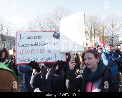 Passau, Deutschland. Januar 2024. Die Demonstranten halten Plakate, die ihre Meinung während der Kundgebung zum Ausdruck bringen. Jeden Tag gehen politisch aktive Bewohner des Landes gegen die Alternative für Deutschland und Rechtsextremismus auf die Straße. Zu ihnen gesellten sich tausende Einwohner von Passau, einer niederbayerischen Stadt. Quelle: SOPA Images Limited/Alamy Live News Stockfoto