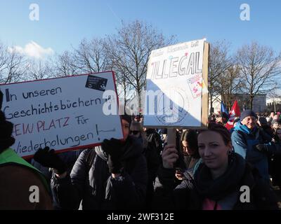 Passau, Deutschland. Januar 2024. Die Demonstranten halten Plakate, die ihre Meinung während der Kundgebung zum Ausdruck bringen. Jeden Tag gehen politisch aktive Bewohner des Landes gegen die Alternative für Deutschland und Rechtsextremismus auf die Straße. Zu ihnen gesellten sich tausende Einwohner von Passau, einer niederbayerischen Stadt. Quelle: SOPA Images Limited/Alamy Live News Stockfoto