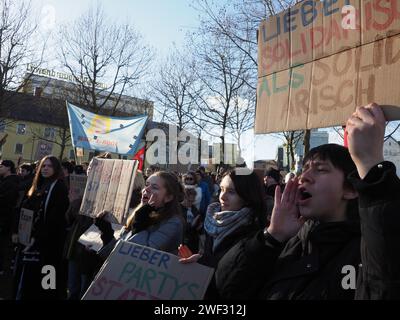 Passau, Deutschland. Januar 2024. Die Demonstranten halten Plakate, die ihre Meinung während der Kundgebung zum Ausdruck bringen. Jeden Tag gehen politisch aktive Bewohner des Landes gegen die Alternative für Deutschland und Rechtsextremismus auf die Straße. Zu ihnen gesellten sich tausende Einwohner von Passau, einer niederbayerischen Stadt. Quelle: SOPA Images Limited/Alamy Live News Stockfoto