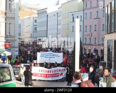 Passau, Deutschland. Januar 2024. Demonstranten marschieren während der Kundgebung mit Spruchbändern auf die Straße . Jeden Tag gehen politisch aktive Bewohner des Landes gegen die Alternative für Deutschland und Rechtsextremismus auf die Straße. Zu ihnen gesellten sich tausende Einwohner von Passau, einer niederbayerischen Stadt. Quelle: SOPA Images Limited/Alamy Live News Stockfoto