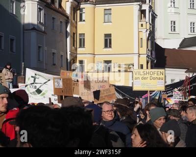 Passau, Deutschland. Januar 2024. Die Demonstranten halten Plakate, die ihre Meinung während der Kundgebung zum Ausdruck bringen. Jeden Tag gehen politisch aktive Bewohner des Landes gegen die Alternative für Deutschland und Rechtsextremismus auf die Straße. Zu ihnen gesellten sich tausende Einwohner von Passau, einer niederbayerischen Stadt. Quelle: SOPA Images Limited/Alamy Live News Stockfoto