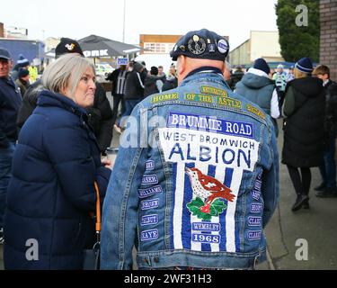 West Bromwich, Großbritannien. Januar 2024. Fans kommen vor dem Spiel am 28. Januar 2024 in West Bromwich, Großbritannien, während des Emirates FA Cup Fourth Round Match West Bromwich Albion gegen Wolverhampton Wanderers at the Hawthorns, West Bromwich, Großbritannien, am 28. Januar 2024 (Foto: Gareth Evans/News Images) in West Bromwich, Großbritannien. (Foto: Gareth Evans/News Images/SIPA USA) Credit: SIPA USA/Alamy Live News Stockfoto