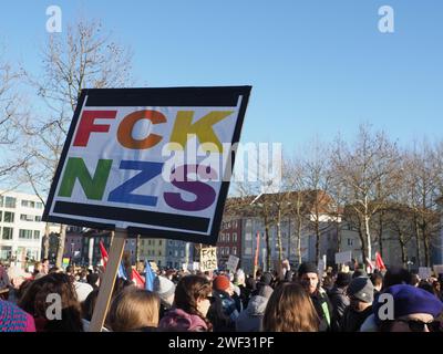 Passau, Deutschland. Januar 2024. Ein Demonstrant hält während der Demonstration ein Plakat. Jeden Tag gehen politisch aktive Bewohner des Landes gegen die Alternative für Deutschland und Rechtsextremismus auf die Straße. Zu ihnen gesellten sich tausende Einwohner von Passau, einer niederbayerischen Stadt. (Foto: Igor Golovniov/SOPA Images/SIPA USA) Credit: SIPA USA/Alamy Live News Stockfoto