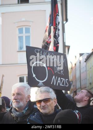 Passau, Deutschland. Januar 2024. Ein Demonstrant hält während der Demonstration ein Plakat. Jeden Tag gehen politisch aktive Bewohner des Landes gegen die Alternative für Deutschland und Rechtsextremismus auf die Straße. Zu ihnen gesellten sich tausende Einwohner von Passau, einer niederbayerischen Stadt. (Foto: Igor Golovniov/SOPA Images/SIPA USA) Credit: SIPA USA/Alamy Live News Stockfoto