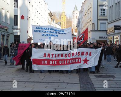 Passau, Deutschland. Januar 2024. Demonstranten marschieren während der Kundgebung mit Spruchbändern auf die Straße . Jeden Tag gehen politisch aktive Bewohner des Landes gegen die Alternative für Deutschland und Rechtsextremismus auf die Straße. Zu ihnen gesellten sich tausende Einwohner von Passau, einer niederbayerischen Stadt. (Foto: Igor Golovniov/SOPA Images/SIPA USA) Credit: SIPA USA/Alamy Live News Stockfoto