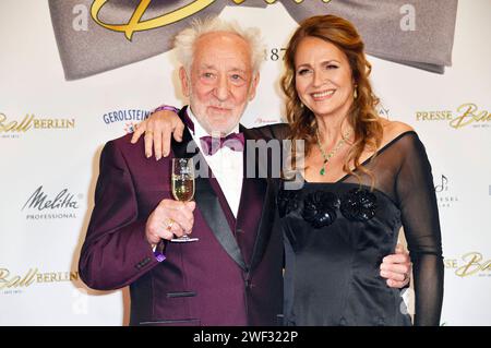 Dieter Hallervorden mit Ehefrau Christiane Zander beim Presseball Berlin 2024 im Titanic Chaussee Hotel. Berlin, 27.01.2024 *** Dieter Hallervorden mit seiner Frau Christiane Zander beim Presseball Berlin 2024 im Titanic Chaussee Hotel Berlin, 27 01 2024 Foto:Xn.xKubelkax/xFuturexImagex presseball 4159 Stockfoto