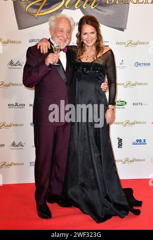 Dieter Hallervorden mit Ehefrau Christiane Zander beim Presseball Berlin 2024 im Titanic Chaussee Hotel. Berlin, 27.01.2024 *** Dieter Hallervorden mit seiner Frau Christiane Zander beim Presseball Berlin 2024 im Titanic Chaussee Hotel Berlin, 27 01 2024 Foto:Xn.xKubelkax/xFuturexImagex presseball 4157 Stockfoto