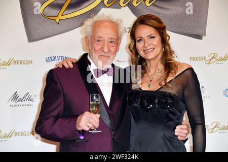 Dieter Hallervorden mit Ehefrau Christiane Zander beim Presseball Berlin 2024 im Titanic Chaussee Hotel. Berlin, 27.01.2024 *** Dieter Hallervorden mit seiner Frau Christiane Zander beim Presseball Berlin 2024 im Titanic Chaussee Hotel Berlin, 27 01 2024 Foto:Xn.xKubelkax/xFuturexImagex presseball 4160 Stockfoto