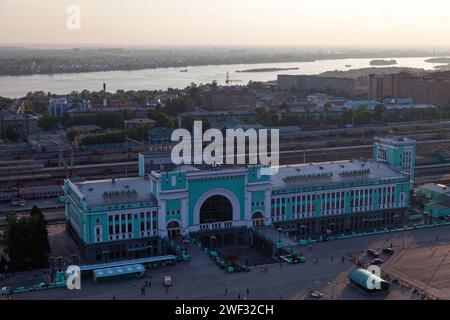 Nowosibirsk, Russland - 20. Juli 2018: Transsibirischer Bahnhof Nowosibirsk bei Sonnenuntergang von oben. Stockfoto