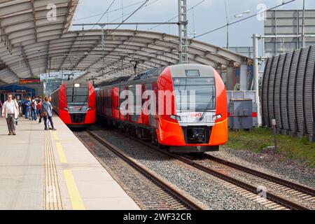 Moskau, Russland - 09. Juli 2018: U-Bahn-Zug der Linie 14, der in den Bahnhof Kutuzowskaja einfährt. Stockfoto