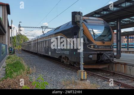 Prag, Tschechische Republik - 16. Juni 2018: Der Leo Express (ein Zugbetreiber mit offenem Zugang) im Prager Hauptbahnhof. Stockfoto