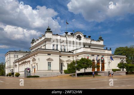 Sofia, Bulgarien - 18. Mai 2019: Das Gebäude der Nationalversammlung wird vom bulgarischen parlament für parlamentarische Debatten genutzt. Das Hauptgebäude hat eine Biene Stockfoto