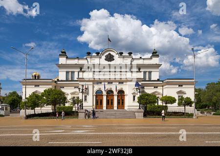 Sofia, Bulgarien - 18. Mai 2019: Das Gebäude der Nationalversammlung wird vom bulgarischen parlament für parlamentarische Debatten genutzt. Das Hauptgebäude hat eine Biene Stockfoto