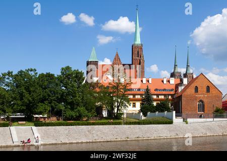 Breslau, Polen - 05. Juni 2019: Stiftskirche des Heiligen Kreuzes und der Heiligen Kirche Bartholomew (Polnisch: Kolegiata Świętego Krzyża i św. Bartłomieja) ist eine zwei Stockfoto