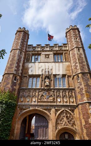 Great Gate, der Haupteingang zum Trinity College, verziert mit der Statue von Heinrich VIII. Und den Wappen von Eduard III., seinen fünf Söhnen. Cambridge. Uni Stockfoto