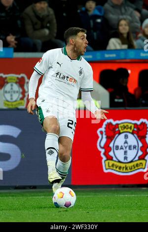 Leverkusen, Deutschland. Januar 2024. Leverkusen, Deutschland, 2024-1-27, BayArena, 1. Bundesliga: Bayer 04 Leverkusen - VfL Borussia Mönchengladbach Bild: Joe Scally (Borussia Mönchengladbach) in Aktion, am Ball,/DFB/DFL DIE VERWENDUNG VON FOTOGRAFIEN ALS BILDSEQUENZEN UND/ODER QUASI-VIDEO ist VERBOTEN. Quelle: dpa/Alamy Live News Stockfoto