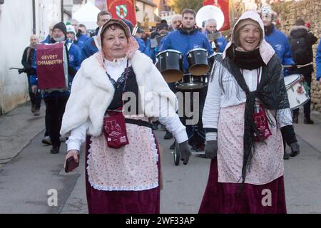 Chambolle Musigny, Frankreich. Januar 2024. © TARDIVON JC/MAXPPP - Chambolle-Musigny 27/01/2024 defile des confreries : femmes en tenue folklorique Morey-Saint-Denis 27/2024 Saint Vincent Rotation in Burgund 2024. Unter den Traditionen, Induktionen in die Bruderschaft der Ritter von Tastevin, Messe und Prozession in den Weinbergen. Quelle: MAXPPP/Alamy Live News Stockfoto