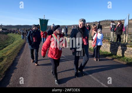 Chambolle Musigny, Frankreich. Januar 2024. © JC Tardivon/MAXPPP - Chambolle-Musigny 27/01/2024 defile des confrerie : Gilles Platret Morey-Saint-Denis 27/2024 Saint Vincent Rotation in Burgund 2024. Unter den Traditionen, Induktionen in die Bruderschaft der Ritter von Tastevin, Messe und Prozession in den Weinbergen. Quelle: MAXPPP/Alamy Live News Stockfoto