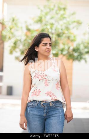 Nachdenkliche junge Frau, die im freien wegschauen Stockfoto