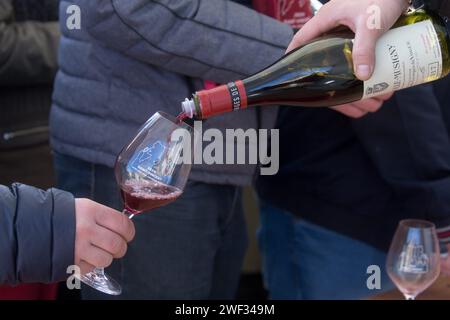 Chambolle Musigny, Frankreich. Januar 2024. © TARDIVON JC/MAXPPP - Chambolle-Musigny 27/01/2024 Degustation du vin de Bourgogne chambolle-musigny Morey-Saint-Denis 27/2024 Saint Vincent Rotation in Burgund 2024. Unter den Traditionen, Induktionen in die Bruderschaft der Ritter von Tastevin, Messe und Prozession in den Weinbergen. Quelle: MAXPPP/Alamy Live News Stockfoto