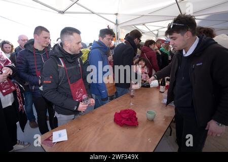 Chambolle Musigny, Frankreich. Januar 2024. © JC Tardivon/MAXPPP - Chambolle-Musigny 27/01/2024 Degustation du vin de Bourgogne chambolle-musigny Morey-Saint-Denis 27/2024 Saint Vincent Rotation in Burgund 2024. Unter den Traditionen, Induktionen in die Bruderschaft der Ritter von Tastevin, Messe und Prozession in den Weinbergen. Quelle: MAXPPP/Alamy Live News Stockfoto