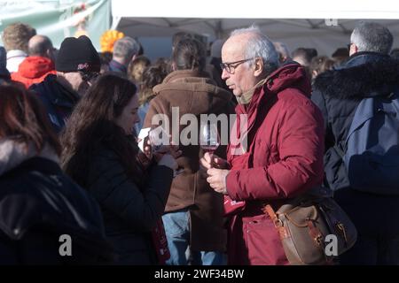 Chambolle Musigny, Frankreich. Januar 2024. © TARDIVON JC/MAXPPP - Chambolle-Musigny 27/01/2024 Degustation du vin de Bourgogne chambolle-musigny Morey-Saint-Denis 27/2024 Saint Vincent Rotation in Burgund 2024. Unter den Traditionen, Induktionen in die Bruderschaft der Ritter von Tastevin, Messe und Prozession in den Weinbergen. Quelle: MAXPPP/Alamy Live News Stockfoto