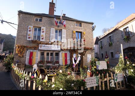 Chambolle Musigny, Frankreich. Januar 2024. © JC Tardivon/MAXPPP - Chambolle-Musigny 27/01/2024 Dekorationen Morey-Saint-Denis 01/27/2024 St. Vincent Rotation in Burgund 2024. Unter den Traditionen, Induktionen in die Bruderschaft der Ritter von Tastevin, Messe und Prozession in den Weinbergen. Quelle: MAXPPP/Alamy Live News Stockfoto