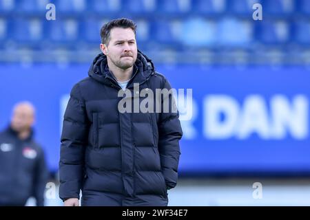 Heerenveen, Niederlande. Januar 2024. HEERENVEEN, NIEDERLANDE - 28. JANUAR: assistenztrainer Jan Sierksma von AZ Alkmaar sieht beim niederländischen Keuken Kampioen Divisie Spiel zwischen SC Heerenveen und AZ Alkmaar am 28. Januar 2024 im Abe Lenstra Stadion in Heerenveen, Niederlande, an. (Foto: Pieter van der Woude/Orange Pictures) Credit: Orange Pics BV/Alamy Live News Stockfoto